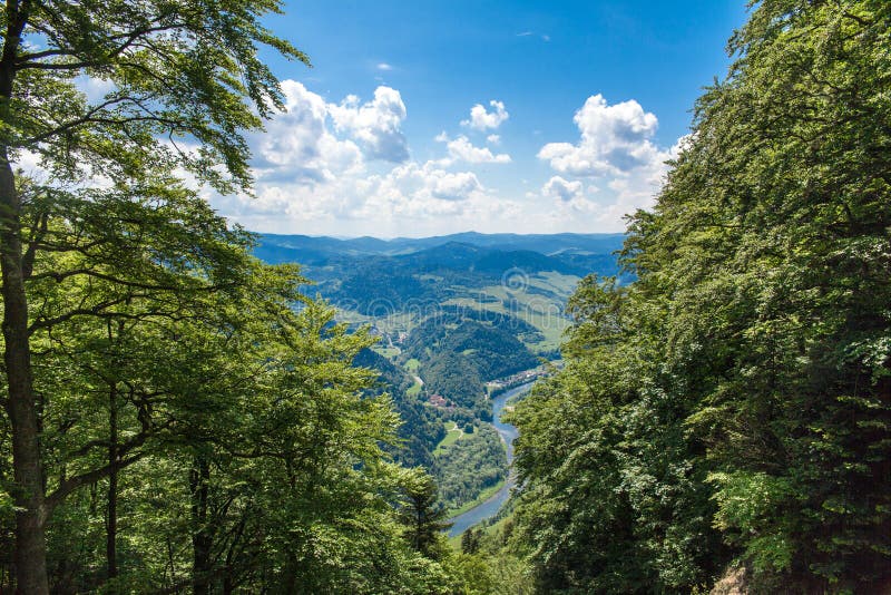 Ansicht von der Spitze des Berges zum Sromowce-Dorf durch den Fluss lizenzfreies stockbild Ansicht von der Spitze des Berges zum Sromowce-Dorf durch den Fluss lizenzfreies stockbild