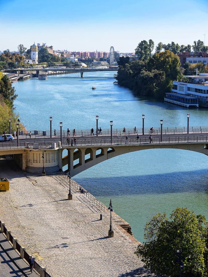 Ansicht von der Spitze des goldenen Turms auf den Banken des Flusses Guadalquivir in Sevilla Spanien lizenzfreie stockfotos Ansicht von der Spitze des goldenen Turms auf den Banken des Flusses Guadalquivir in Sevilla Spanien lizenzfreie stockfotos