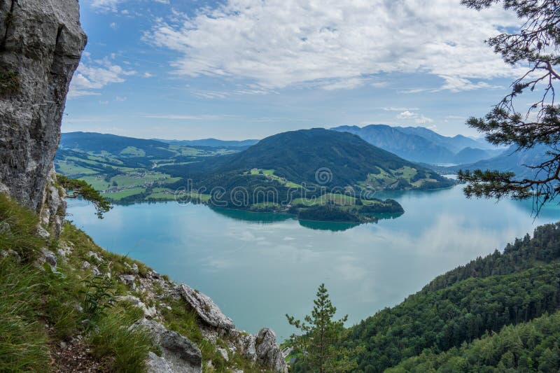 Ansicht von Drachenwand-Felsen auf Mondsee und Attersee Über ferrata in Halstatt-Region, Österreich lizenzfreie stockfotos Ansicht von Drachenwand-Felsen auf Mondsee und Attersee Über ferrata in Halstatt-Region, Österreich lizenzfreie stockfotos