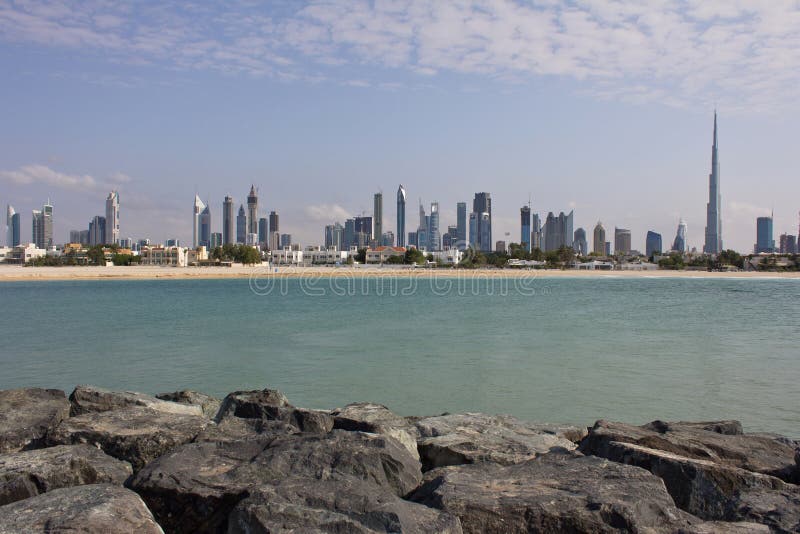 Ansicht von Dubai vom Meer stockbild. Bild von feiertag 32431315
