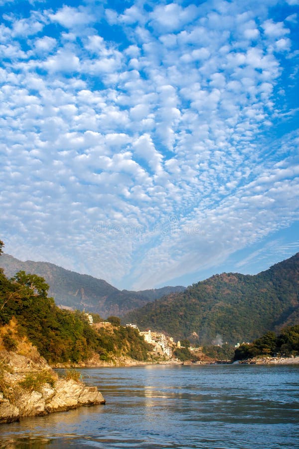 Ansicht von Fluss Ganga und von erstaunlichem blauem Himmel mit kleinen Wolken am schönen bunten Tag Rishikesh Indien stockfoto Ansicht von Fluss Ganga und von erstaunlichem blauem Himmel mit kleinen Wolken am schönen bunten Tag Rishikesh Indien stockfoto