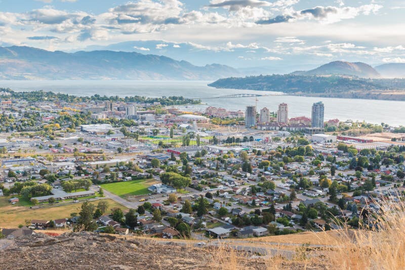 Ansicht von im Stadtzentrum gelegenem Kelowna von Knox Mountain im Herbst lizenzfreies stockbild Ansicht von im Stadtzentrum gelegenem Kelowna von Knox Mountain im Herbst lizenzfreies stockbild