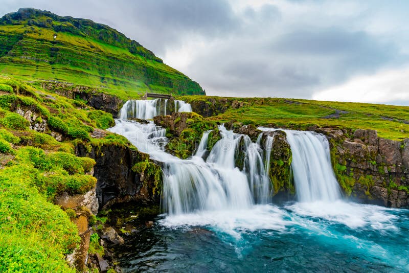 Ansicht von Kirkjufellsfoss-Wasserfällen an Kirkjufell-Berg lizenzfreie stockbilder Ansicht von Kirkjufellsfoss-Wasserfällen an Kirkjufell-Berg lizenzfreie stockbilder