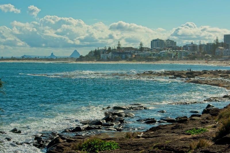 Ansicht von Königen Beach in Caloundra zu den Glashaus-Bergen lizenzfreie stockbilder Ansicht von Königen Beach in Caloundra zu den Glashaus-Bergen lizenzfreie stockbilder