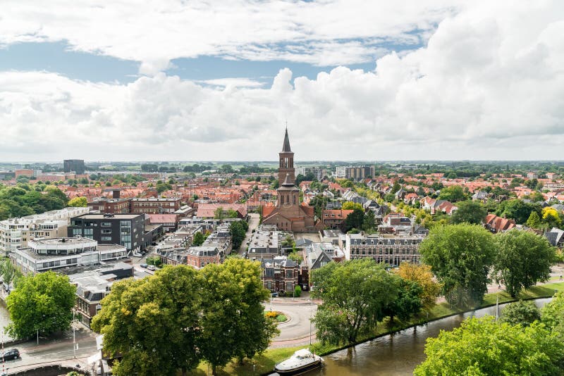 Ansicht von Leeuwarden und von StDominicusker-Kirche, die Niederlande stockbilder Ansicht von Leeuwarden und von StDominicusker-Kirche, die Niederlande stockbilder