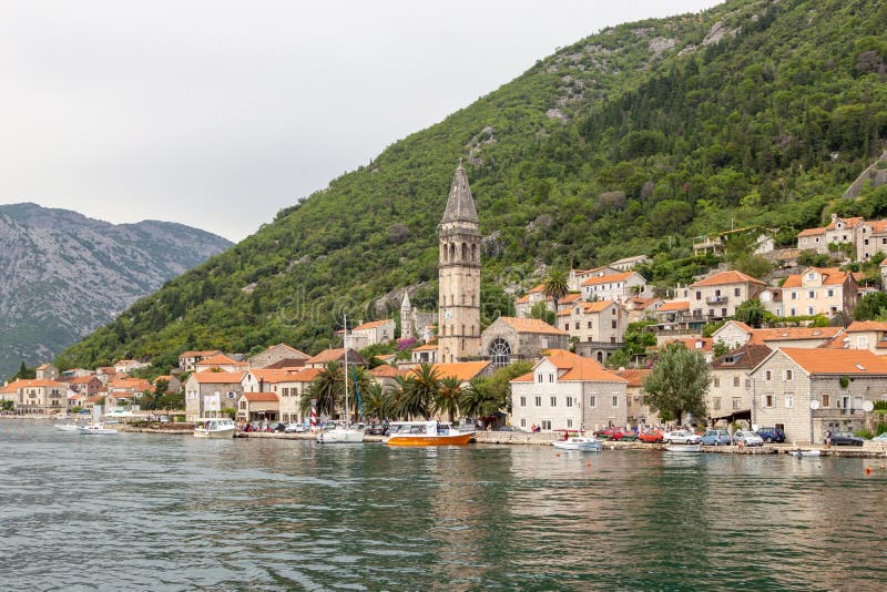 Ansicht von Perast-Stadt von der Seeseite Perast ist Stadt auf der Küste von Montenegro und gelegen auf der Bucht von Kotor stockfotografie Ansicht von Perast-Stadt von der Seeseite Perast ist Stadt auf der Küste von Montenegro und gelegen auf der Bucht von Kotor stockfotografie
