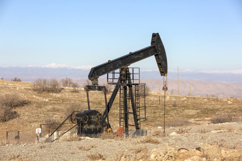 Ansicht von Pumpjack an der Tageslicht-Erd?lindustrie stockfoto Ansicht von Pumpjack an der Tageslicht-Erd?lindustrie stockfoto