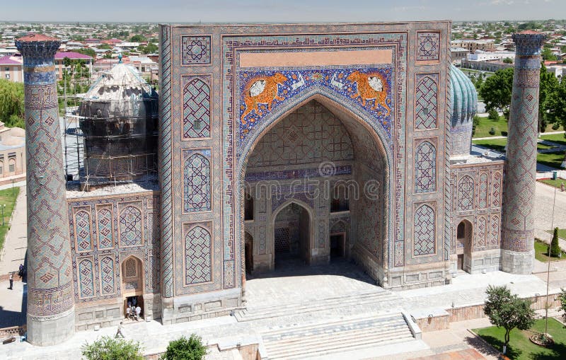 Ansicht von Sher Dor Medressa - Registan - Samarkand stockbild Ansicht von Sher Dor Medressa - Registan - Samarkand stockbild