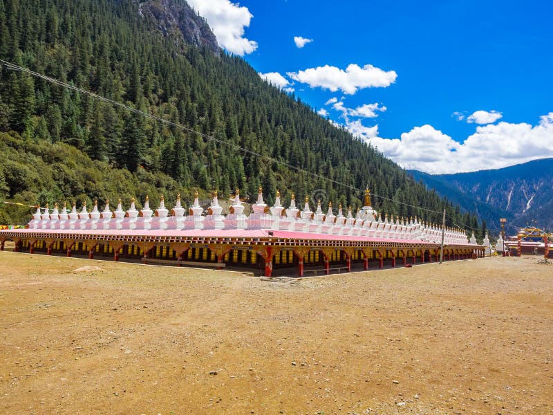 Ansicht von stupas an einem tibetanischen buddhistischen Tempel in Sichuan stockfotografie Ansicht von stupas an einem tibetanischen buddhistischen Tempel in Sichuan stockfotografie