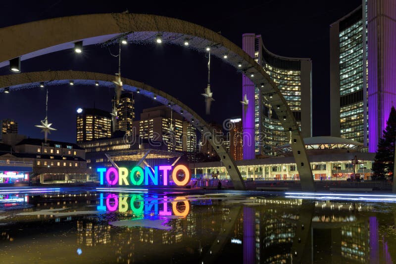Ansicht von Toronto-Zeichen auf Nathan Phillips Square nachts, in Toronto lizenzfreie stockbilder Ansicht von Toronto-Zeichen auf Nathan Phillips Square nachts, in Toronto lizenzfreie stockbilder