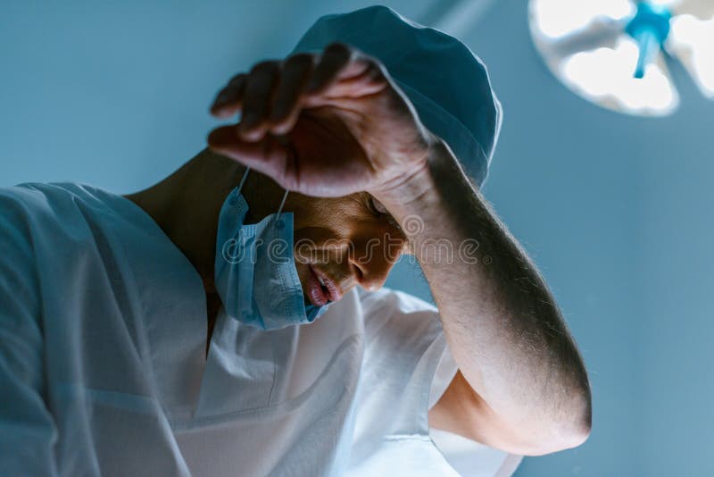 Ansicht von unten müden Doktors stockfotografie Ansicht von unten müden Doktors stockfotografie