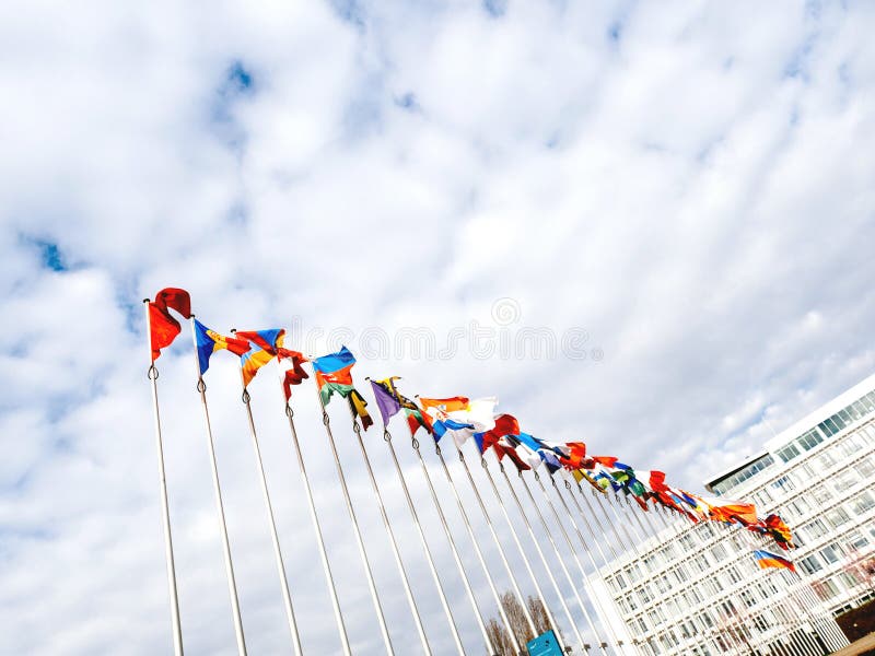 Ansicht von unterhalb alles Landflaggenhalbmasts der Europäischen Gemeinschaft lizenzfreie stockfotografie Ansicht von unterhalb alles Landflaggenhalbmasts der Europäischen Gemeinschaft lizenzfreie stockfotografie
