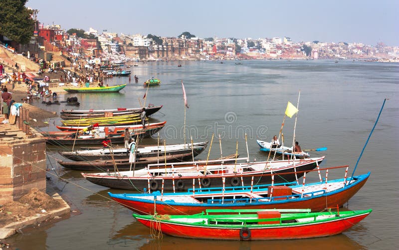Ansicht von Varanasi mit Booten auf heiligem Ganga-Fluss stockbild Ansicht von Varanasi mit Booten auf heiligem Ganga-Fluss stockbild