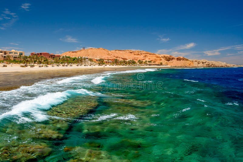 Ansicht von wilden blauen grünen Wellen am Pier bei Calimera Habiba Beach Resort lizenzfreies stockfoto Ansicht von wilden blauen grünen Wellen am Pier bei Calimera Habiba Beach Resort lizenzfreies stockfoto