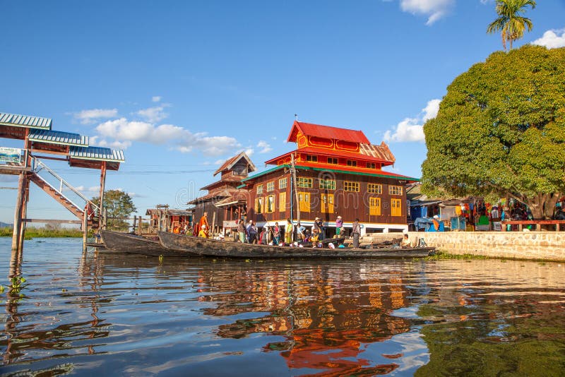 Ansicht zu Katzenkloster Klosters Nga Phe Kyaung springendem vom Boot mit anderen Booten herum geparkt Inle See, Myanmar lizenzfreies stockbild Ansicht zu Katzenkloster Klosters Nga Phe Kyaung springendem vom Boot mit anderen Booten herum geparkt Inle See, Myanmar lizenzfreies stockbild