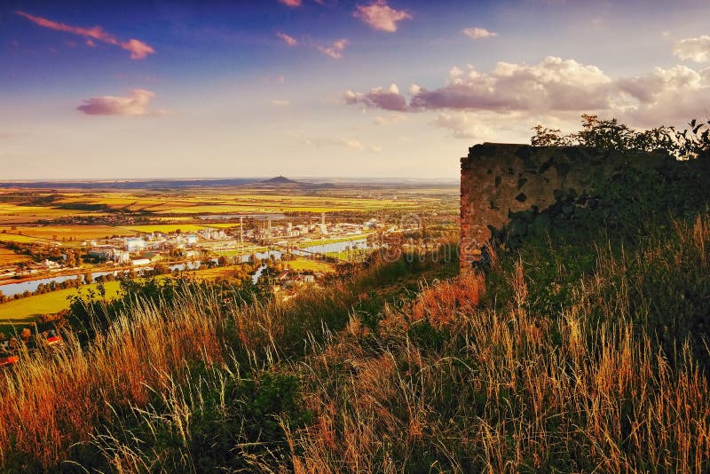 Ansicht zu Labe-Fluss in Lovosice-Stadt vom Hügel Radobyl in Bereich CHKO Ceske Stredohori am Abend in der tschechischen Sommerla stockbild Ansicht zu Labe-Fluss in Lovosice-Stadt vom Hügel Radobyl in Bereich CHKO Ceske Stredohori am Abend in der tschechischen Sommerla stockbild