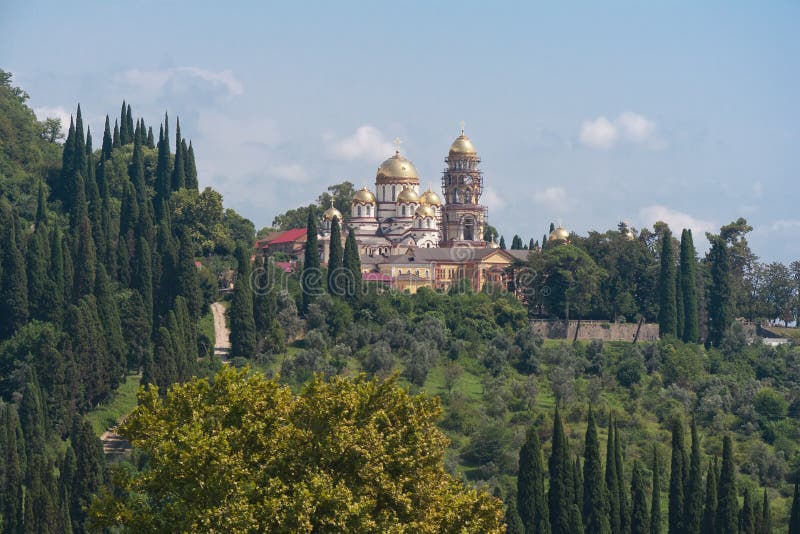 Ansicht zu neuen Athos Monastery von St Simon der Eiferer lizenzfreie stockfotografie Ansicht zu neuen Athos Monastery von St Simon der Eiferer lizenzfreie stockfotografie
