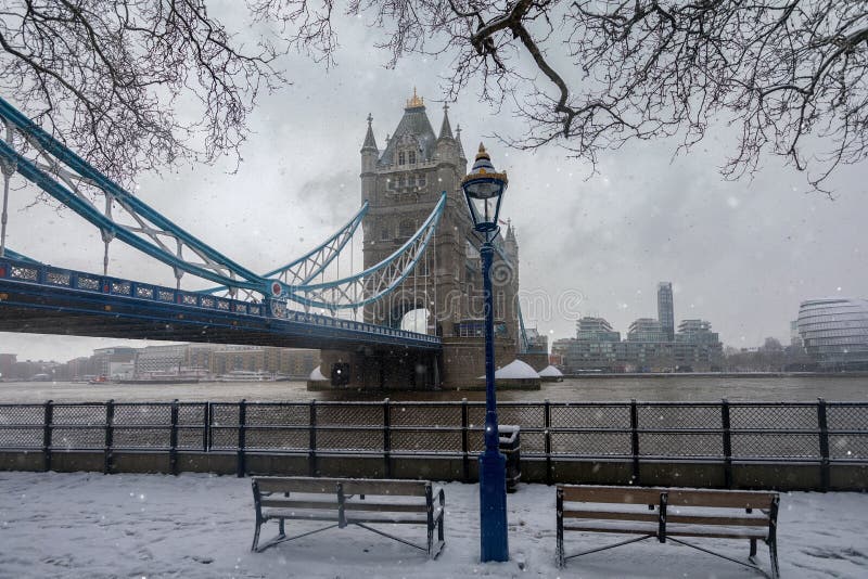 Ansicht zur ikonenhaften Turm-Brücke in London, bedeckt im Schnee stockfotografie Ansicht zur ikonenhaften Turm-Brücke in London, bedeckt im Schnee stockfotografie
