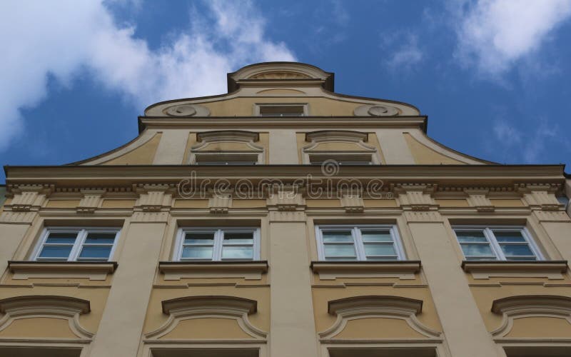 Ansicht zur Spitze eines gelben ausgezeichneten historischen Gebäudes in der Maximilian-Straße in Augsburg, Deutschland lizenzfreie stockbilder Ansicht zur Spitze eines gelben ausgezeichneten historischen Gebäudes in der Maximilian-Straße in Augsburg, Deutschland lizenzfreie stockbilder