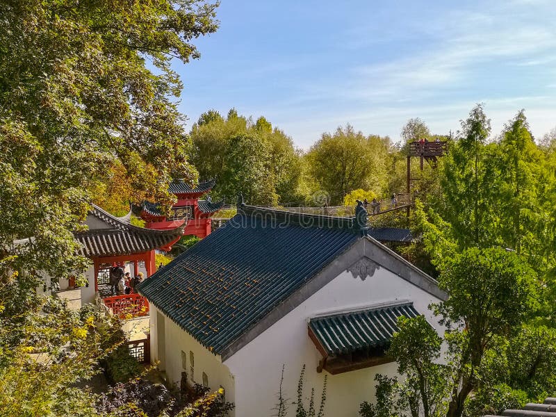 Ansicht über den chinesischen Garten mit traditioneller Architektur im wining Zoo Pairi Daiza des Preises stockfotos Ansicht über den chinesischen Garten mit traditioneller Architektur im wining Zoo Pairi Daiza des Preises stockfotos