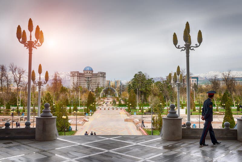 Ansicht über den zentralen Platz von Dushanbe, Tadschikistan lizenzfreie stockfotografie Ansicht über den zentralen Platz von Dushanbe, Tadschikistan lizenzfreie stockfotografie