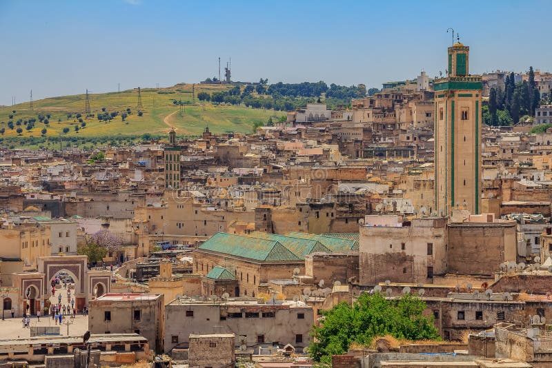 Ansicht über die alten Dachspitzen des Fez Medina stockfotos Ansicht über die alten Dachspitzen des Fez Medina stockfotos