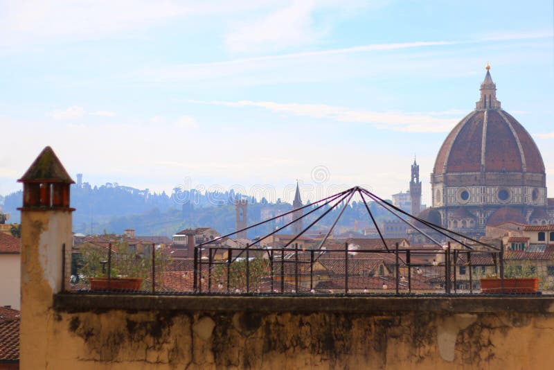 Ansicht über die Dächer zur Haube von Santa Maria del Fiore stockfoto Ansicht über die Dächer zur Haube von Santa Maria del Fiore stockfoto