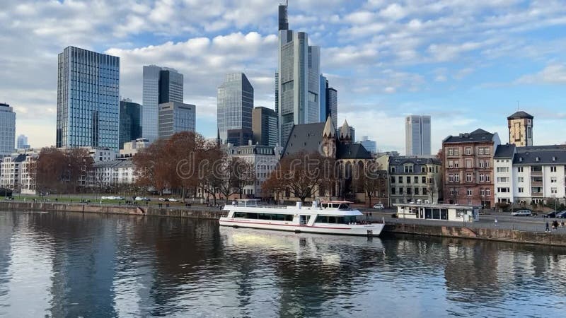 Ansicht über die einzigartigen Skyline der Stadt Frankfurt am Main Deutschland stock video footage