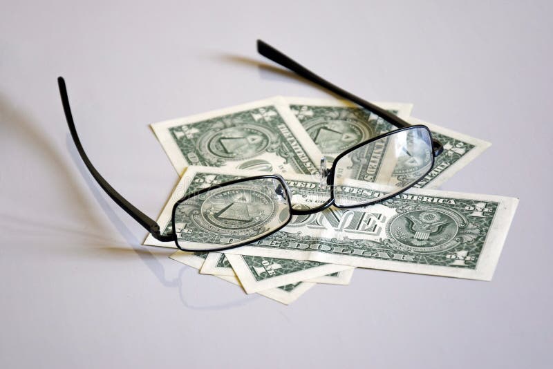 Ansicht über Eindollar-Pyramide durch Gläser lizenzfreie stockfotografie Ansicht über Eindollar-Pyramide durch Gläser lizenzfreie stockfotografie