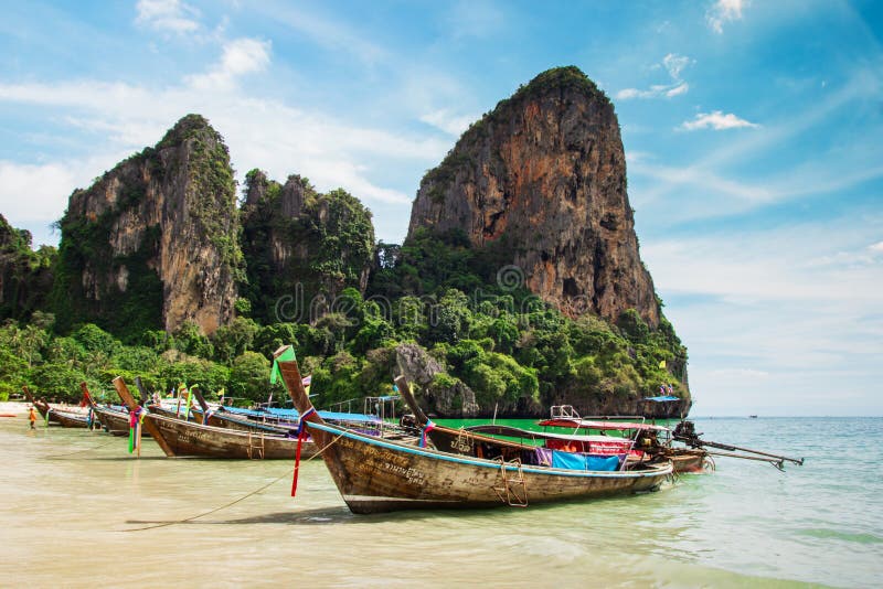 Ansicht über eine Küstenlinie mit Booten des langen Schwanzes auf Railay-Strand lizenzfreie stockbilder Ansicht über eine Küstenlinie mit Booten des langen Schwanzes auf Railay-Strand lizenzfreie stockbilder