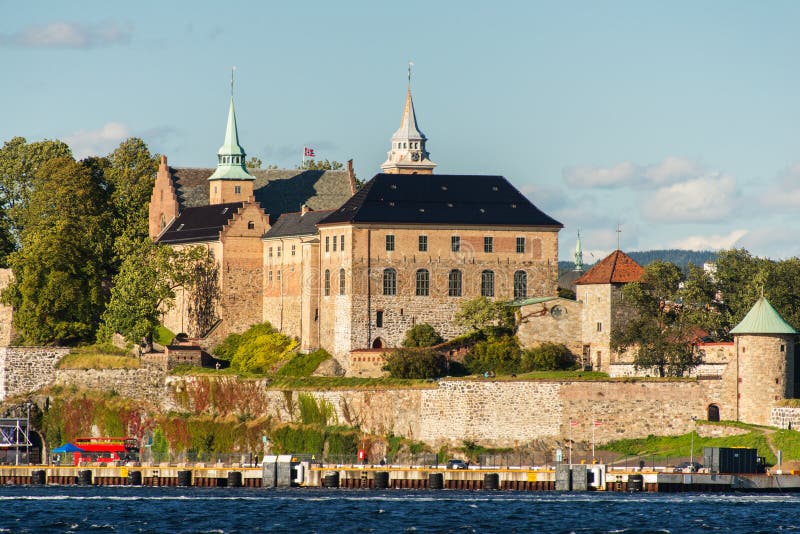Ansicht über Oslo-Fjordhafen und Akershus Festung lizenzfreie stockbilder Ansicht über Oslo-Fjordhafen und Akershus Festung lizenzfreie stockbilder