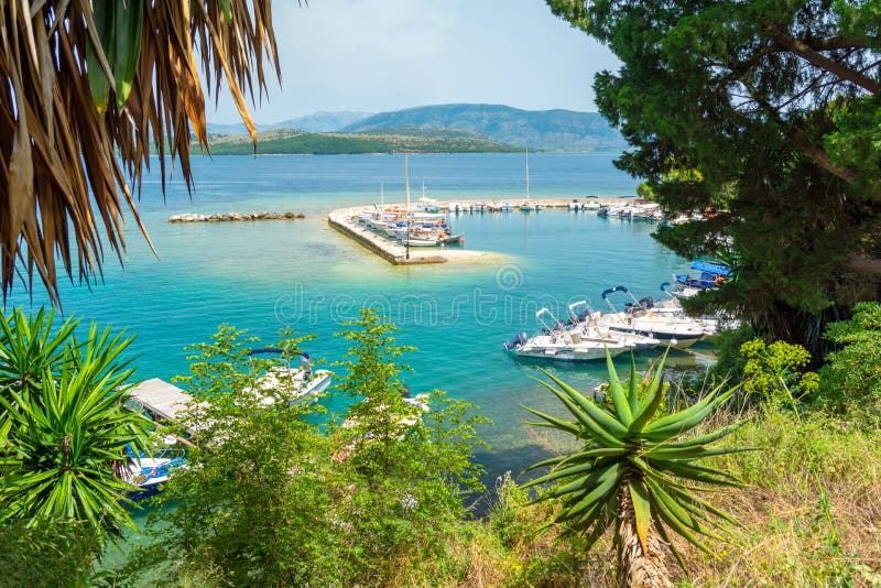 Ansicht über Pier in Kalami auf Korfu-Insel, Griechenland lizenzfreie stockbilder Ansicht über Pier in Kalami auf Korfu-Insel, Griechenland lizenzfreie stockbilder