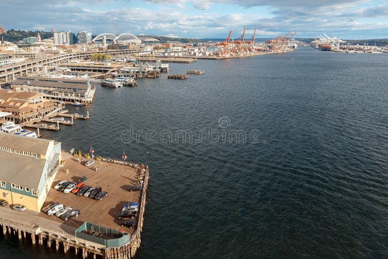 Ansicht über Seattle-Ufergegend von großem Ferris Wheel stockfotos Ansicht über Seattle-Ufergegend von großem Ferris Wheel stockfotos