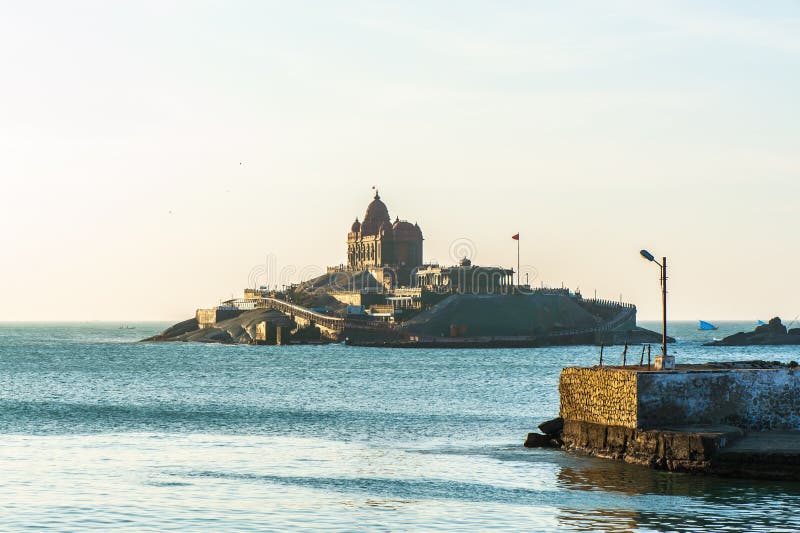 Ansicht über Vivekananda-Felsen-Denkmal von der Küste in Kanyakumari-Stadt lizenzfreie stockbilder Ansicht über Vivekananda-Felsen-Denkmal von der Küste in Kanyakumari-Stadt lizenzfreie stockbilder