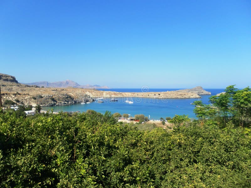 Ansichten der Bucht des Mittelmeeres in der Stadt von Lindos lizenzfreie stockfotos Ansichten der Bucht des Mittelmeeres in der Stadt von Lindos lizenzfreie stockfotos