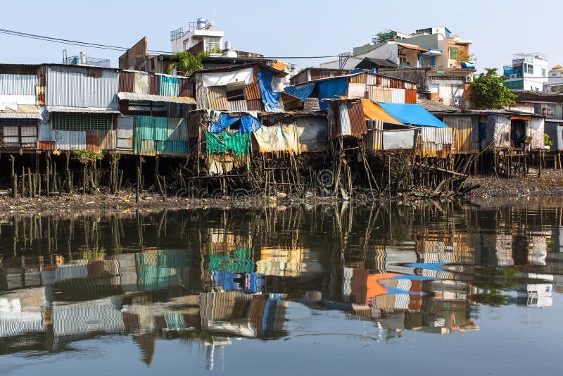 Ansichten von den Elendsvierteln der Stadt vom Fluss lizenzfreie stockfotografie Ansichten von den Elendsvierteln der Stadt vom Fluss lizenzfreie stockfotografie