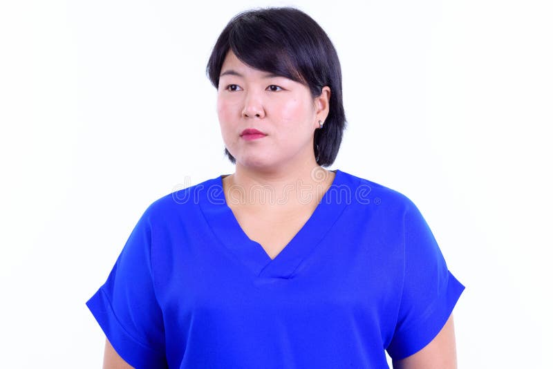 Ansikte på en vacker överviktig asiatisk affärskvinna som tänker. Studio-skott på en vacker överviktig asiatisk affärskvinna med kort hår isolerat mot vit bakgrund