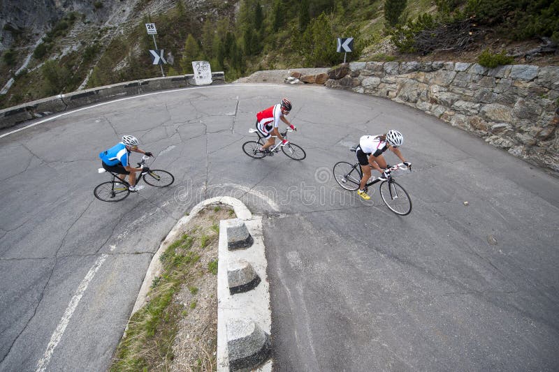 Ansteigende radfahrende Straße der Gruppe - Rennrad aufwärts lizenzfreie stockbilder Ansteigende radfahrende Straße der Gruppe - Rennrad aufwärts lizenzfreie stockbilder