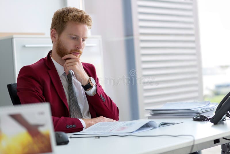 Anställd på jobbet på kontoret royaltyfria bilder