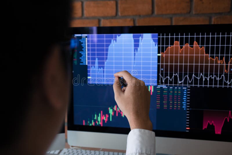 Anställda analyserar grafen av aktiemarknaden genom att använda en penna som pekar till datorskärmen fotografering för bildbyråer Anställda analyserar grafen av aktiemarknaden genom att använda en penna som pekar till datorskärmen fotografering för bildbyråer