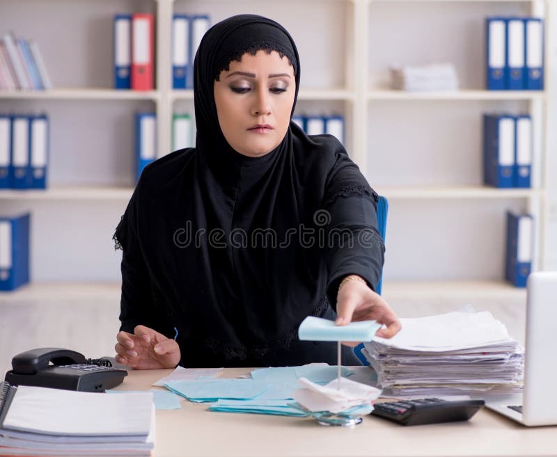 Anställda i hijab som arbetar på kontoret royaltyfria bilder