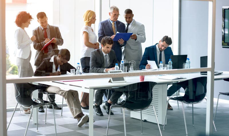 Anställda diskuterar affärer fotografering för bildbyråer