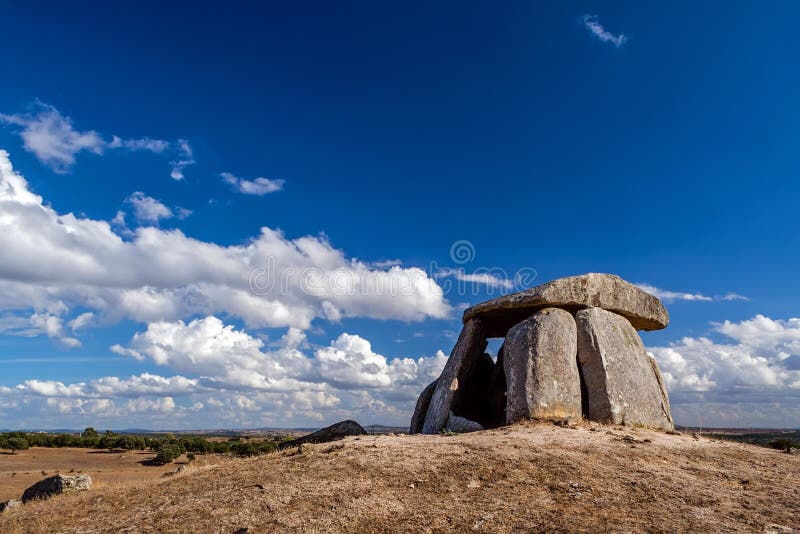Anta di 5000 anni neolitico fa il dolmen di Tapadao da cultura megalitica fotografia stock libera da diritti Anta di 5000 anni neolitico fa il dolmen di Tapadao da cultura megalitica fotografia stock libera da diritti