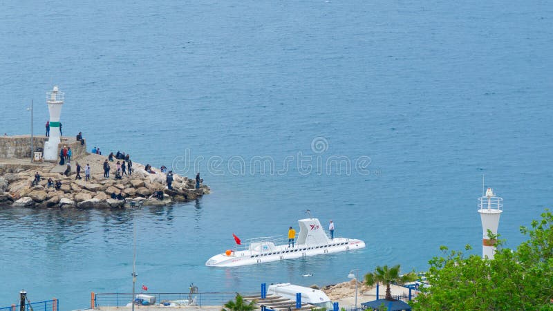 Antalya, die Türkei - 6. April 2019: Kleines Zivilunterseeboot, das Yachthafen verlässt stockfotografie Antalya, die Türkei - 6. April 2019: Kleines Zivilunterseeboot, das Yachthafen verlässt stockfotografie