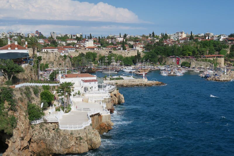 Antalya-Kaleici: Beherbergten Sie und die alten Stadtmauern mit dem Mediterranian-Meer, in der Türkei lizenzfreies stockfoto Antalya-Kaleici: Beherbergten Sie und die alten Stadtmauern mit dem Mediterranian-Meer, in der Türkei lizenzfreies stockfoto