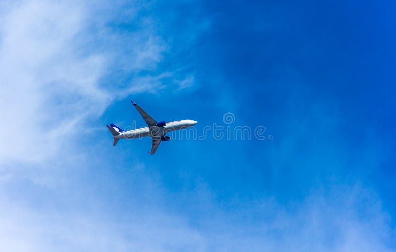 Antalya, Turkije -17 Mei 2018; Het internationale Antalya-vliegtuig van de Luchthavenpassagier in blauwe hemel Antalya Turkije stock foto Antalya, Turkije -17 Mei 2018; Het internationale Antalya-vliegtuig van de Luchthavenpassagier in blauwe hemel Antalya Turkije stock foto