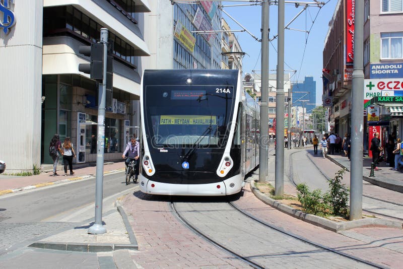 Antalya, Turkije - Mei 26, 2017: Moderne tram op de stadsstraat stock foto Antalya, Turkije - Mei 26, 2017: Moderne tram op de stadsstraat stock foto