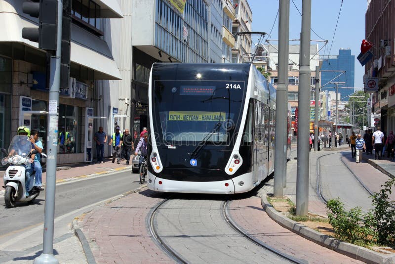Antalya, Turkije - Mei 26, 2017: Moderne tram op de stadsstraat stock afbeelding Antalya, Turkije - Mei 26, 2017: Moderne tram op de stadsstraat stock afbeelding