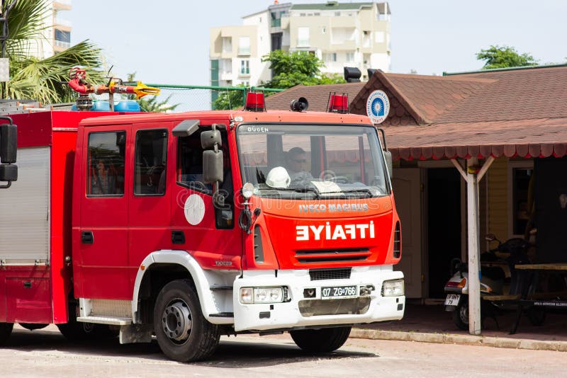 Antalya, TURQUIE - 17 MAI 2018 : Firetruck rouge avec la position d'échelle de délivrance sur la rue de la ville près de la bouch image stock Antalya, TURQUIE - 17 MAI 2018 : Firetruck rouge avec la position d'échelle de délivrance sur la rue de la ville près de la bouch image stock