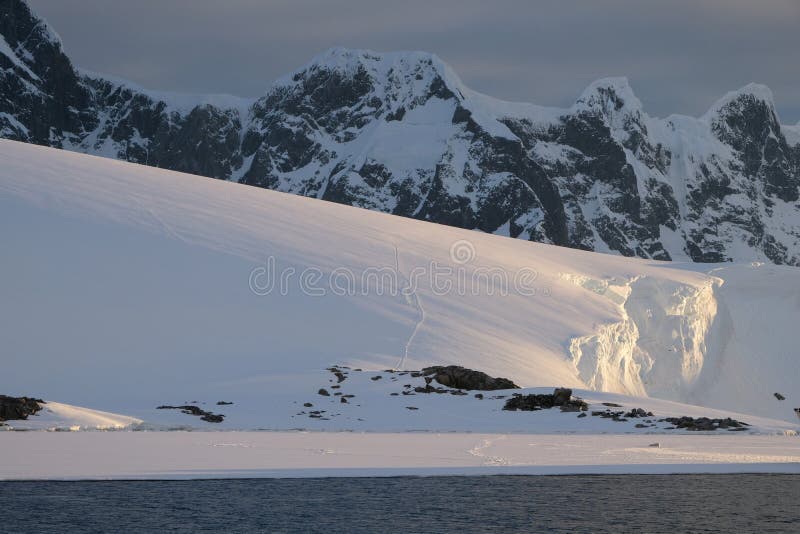 Antarctica spokoju menchii północy zmierzch nad lodowami zdjęcie stock Antarctica spokoju menchii północy zmierzch nad lodowami zdjęcie stock